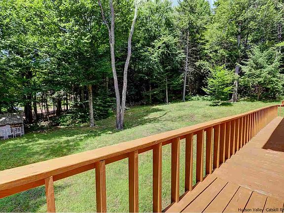 3rd image of 25 Baker Court Dr
