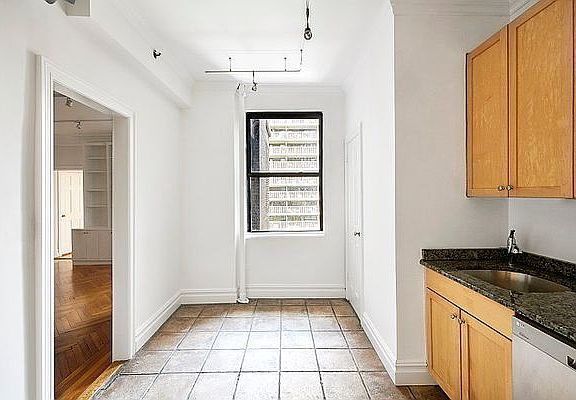 5th image of 203 W 90th St APT 6F
