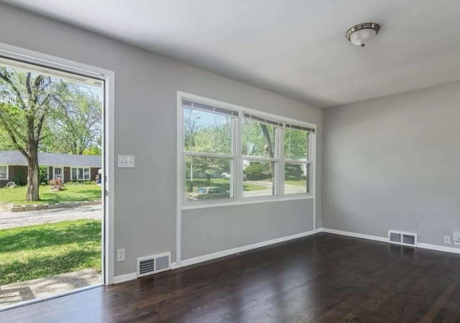 Charming 3 Bed / 1 Bath Home with 1-Car Garage in South Kansas City! — Photo 3