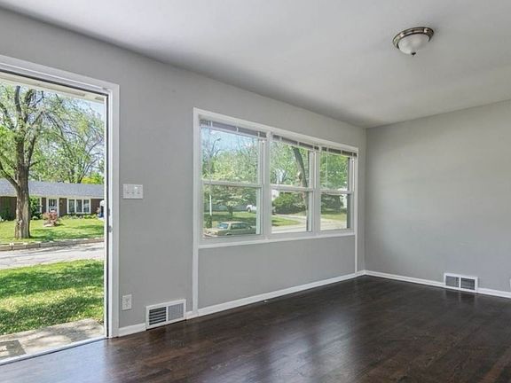 3rd image of 11427 Richmond Ave