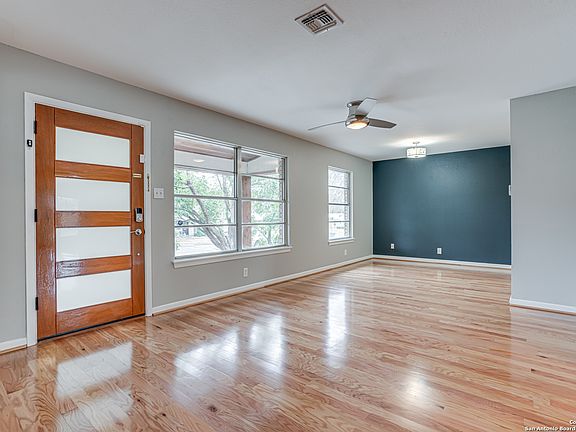 5th image of 323 PINEWOOD LN
