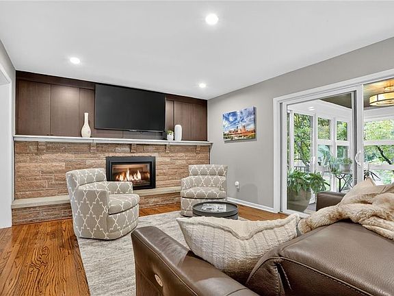 3rd image of 8144 Rosewood Dr