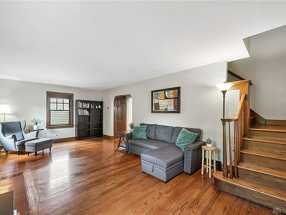 4th image of 219 Corona Ave