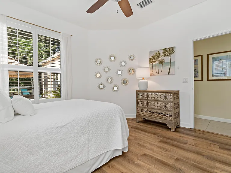 2140 N Maiden Ln — Photo 23