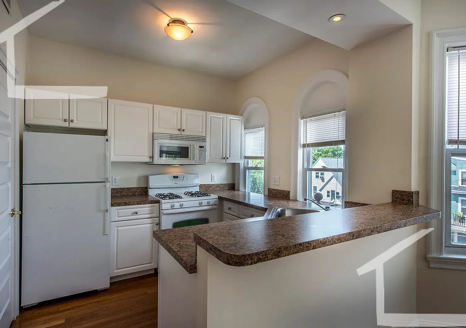No Brokers Fee, Central Heat/AC, Convenient Location, Laundry on a Site — Photo 3