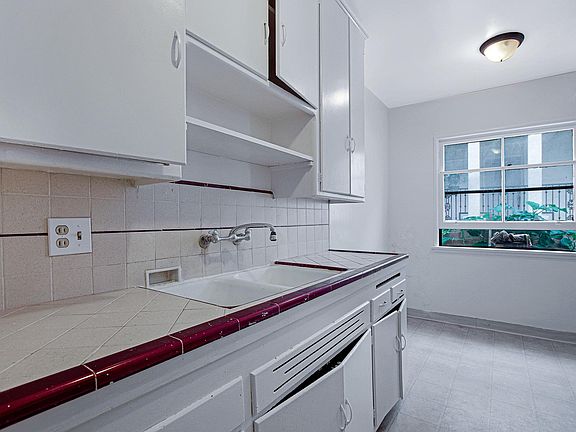 3rd image of 1728 Granville Ave #1730
