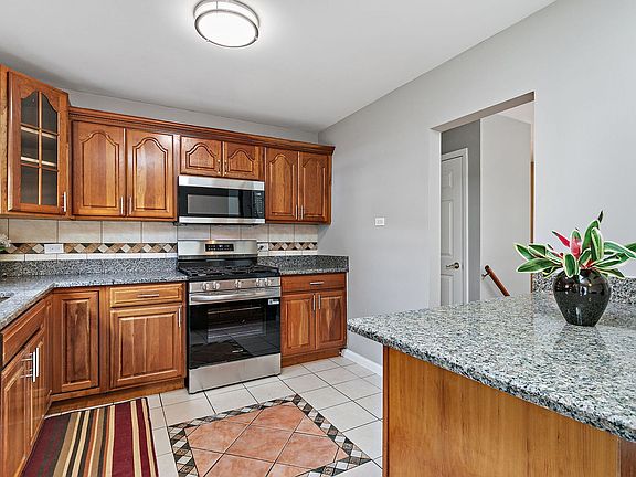 5th image of 4403 Maple Ct