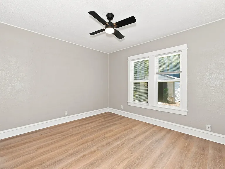 1548 McKenzie Ave — Photo 8