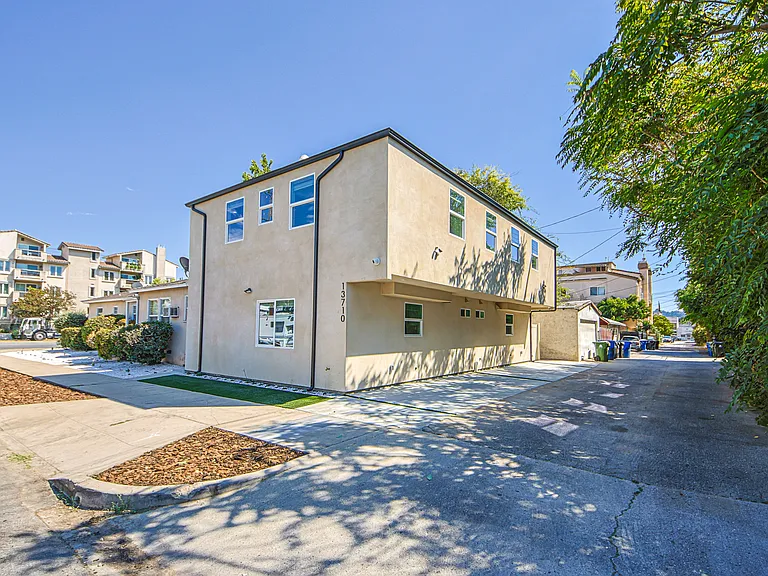 13708 Collins St — Photo 17