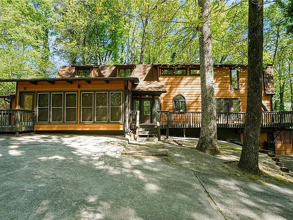 2nd image of 2530 Rockbridge Rd NW