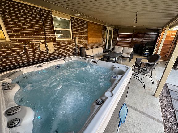 New 6-Person Jacuzzi