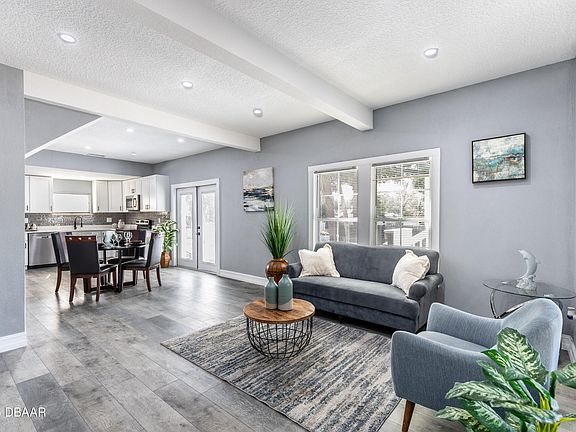 3rd image of 1102 E Voorhis Ave