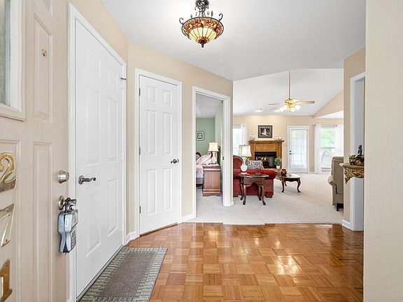 4th image of 271 Kathleen Ct