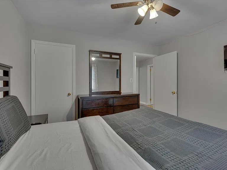 815 W Markham Ave #B — Photo 19