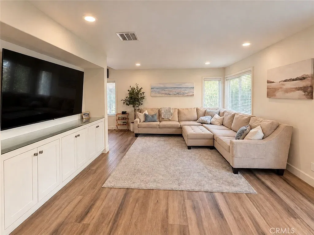 3 bed, 2.5 bath, 1425 sqft, $4,400 — Photo 2