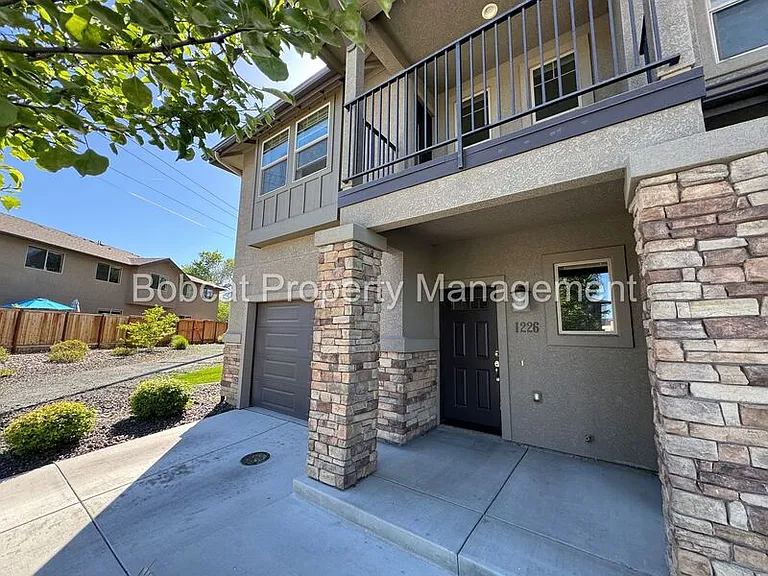 1226 Saltern Dr — Photo 2