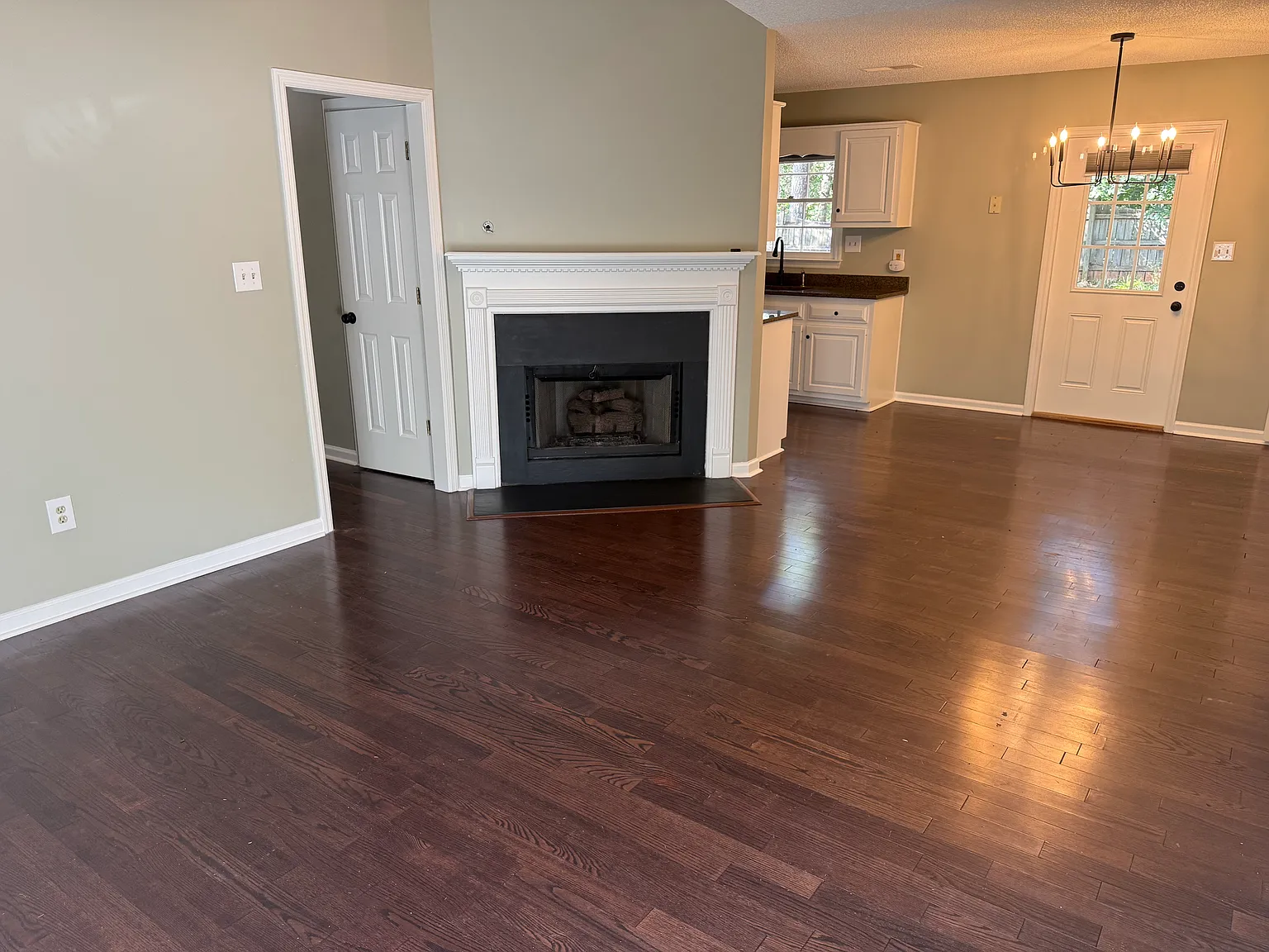 3 bed, 1250 sqft, $2,200 — Photo 2