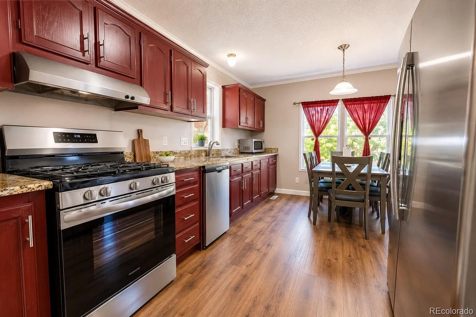 3 bed, 2.0 bath, 1323 sqft, $2,500 — Photo 4