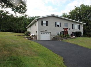 20 View Point Dr, Slate Hill, NY 10973