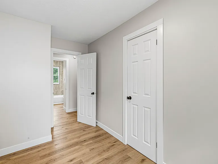 126 N Illinois St — Photo 17