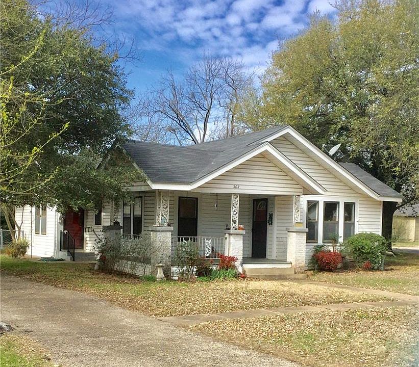 2nd image of 302 Bellevue Dr