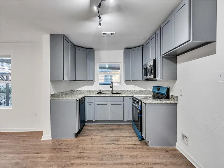 2416 Cumberland St — Photo 6