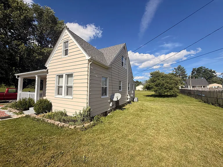 211 Hagan St — Photo 3