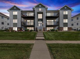 6430 Creekside Dr NE UNIT 8, Cedar Rapids, IA 52402