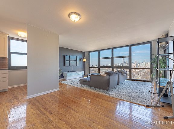 2nd image of 2901 S Michigan Ave APT 1807