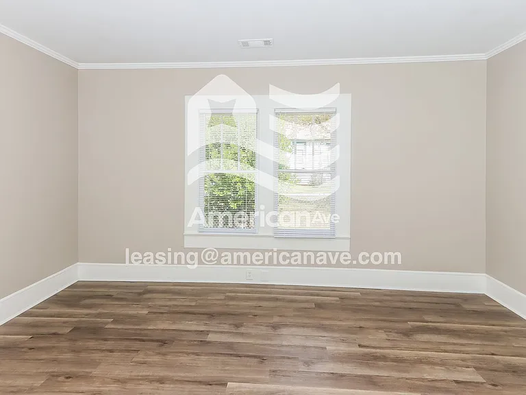 1350006_002_wm_-_living_room_13187324.jpg