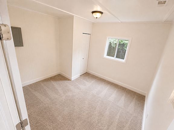 4th image of 8 Saint Gregory Dr