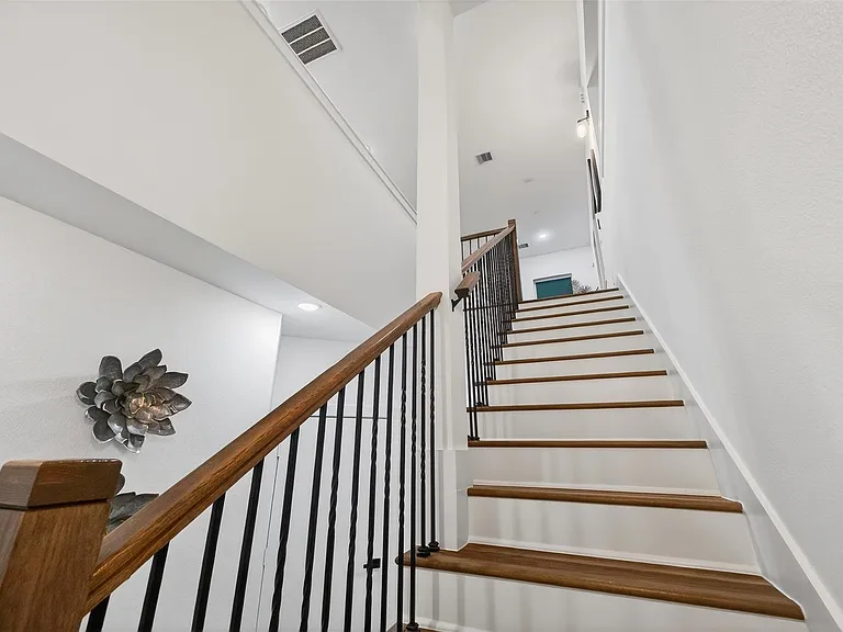 3003A Delano St — Photo 16