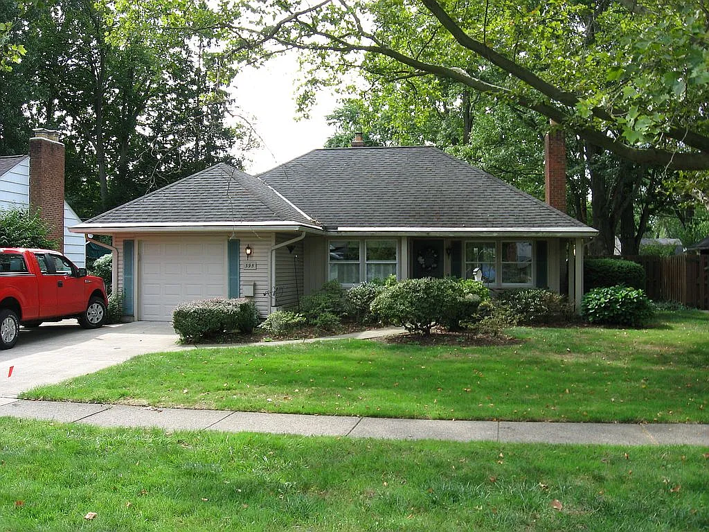 395 Crescent Dr photo 1