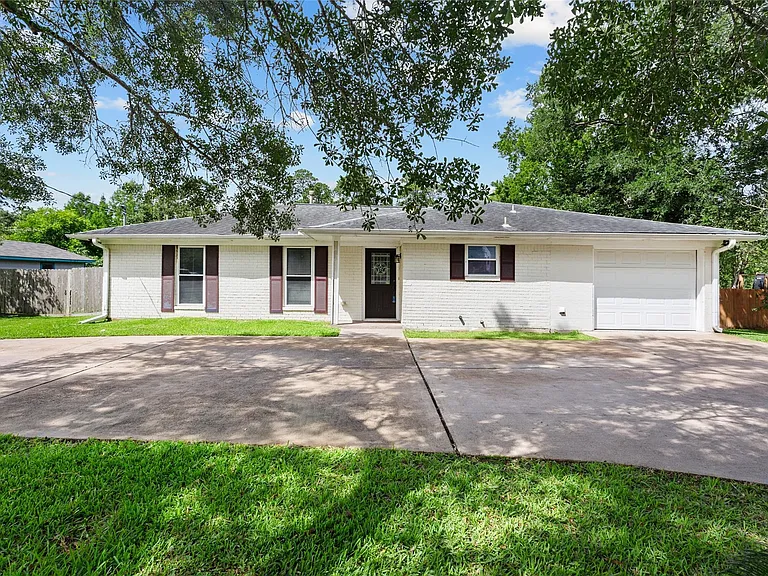 3310 Oak Dr — Photo 1