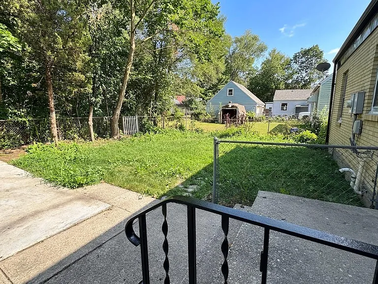 1619 Evergreen St — Photo 14