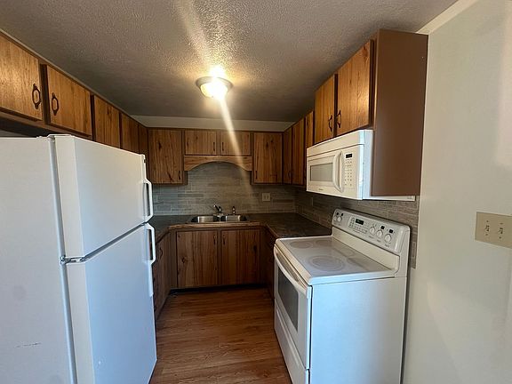 3rd image of 566 W 42nd St
