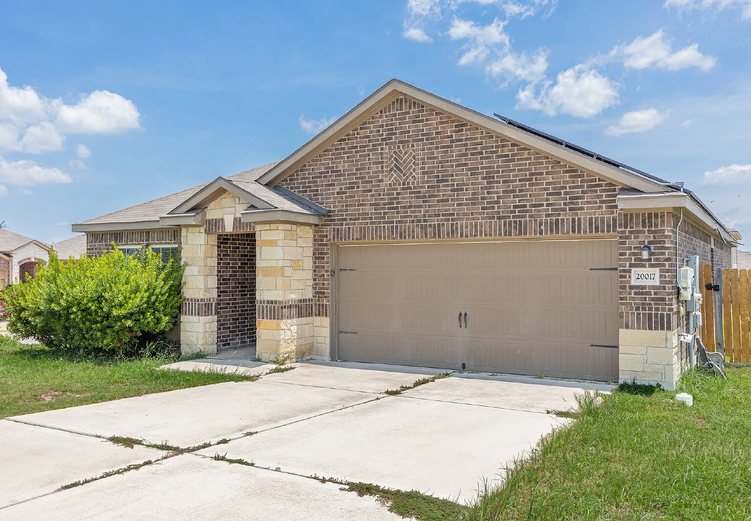 4 bed, 2.0 bath, 2000 sqft, $2,200 — Photo 2