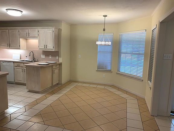 3rd image of 1508 Oxford Ln