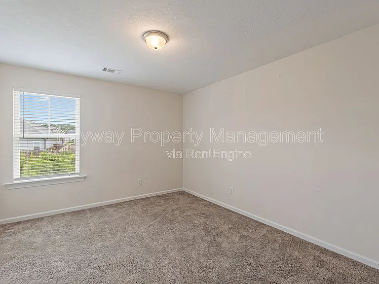 585 Hampton Dr — Photo 22