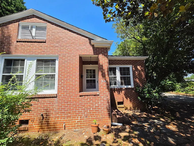 322 W McCubbins St — Photo 2