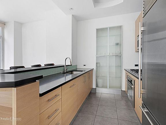 3rd image of 325 5th Ave APT 10C