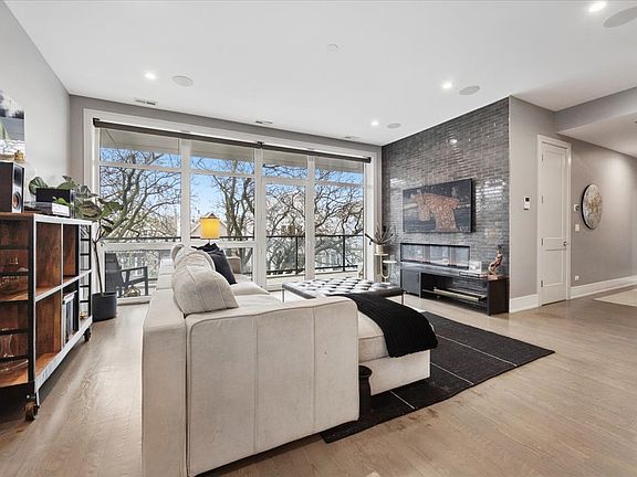 4th image of 3518 W Wolfram St #2