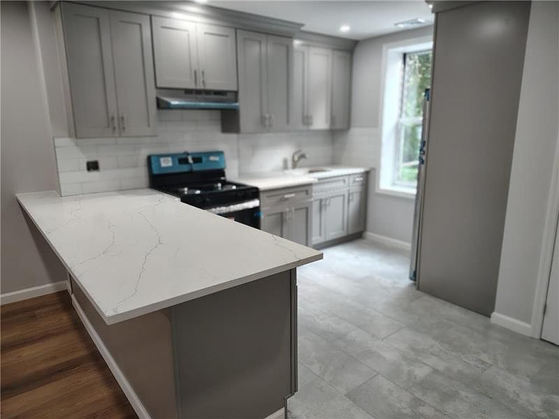 1st image of 858 Bay St #2