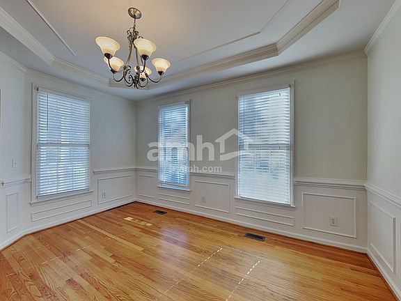 5th image of 905 Alba Rose Ln