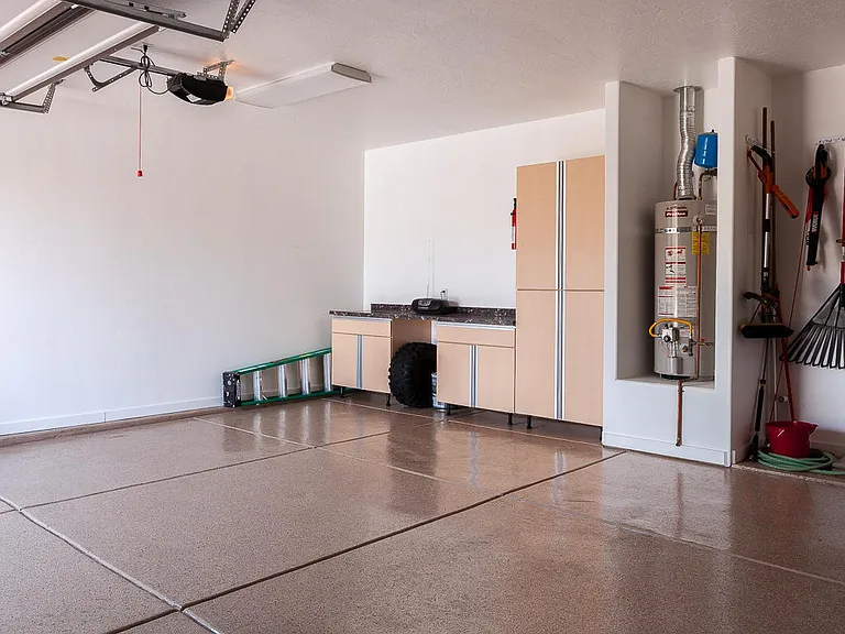 358 E Munich Dr — Photo 3