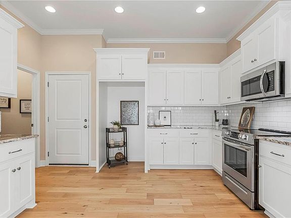 4th image of 11012 Charlotte St
