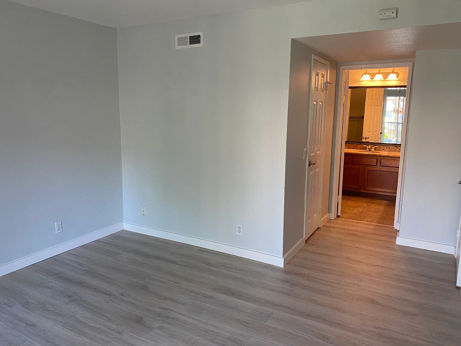 2 bed, 900 sqft, $3,100 — Photo 2