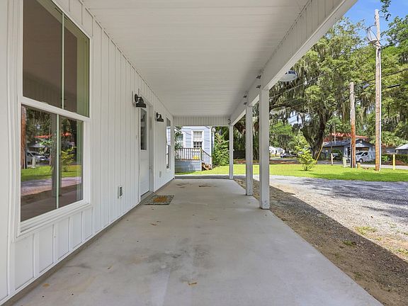3rd image of 403 Bayview Dr.