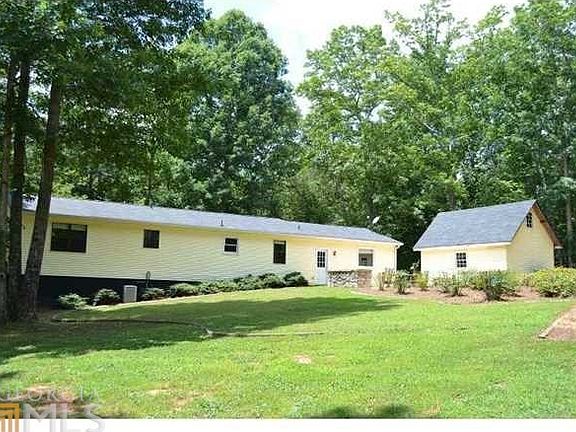 Rear view showcases easy-care vinyl exterior!