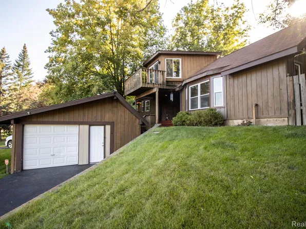 1437 Hillside Dr, Flint, MI 48532